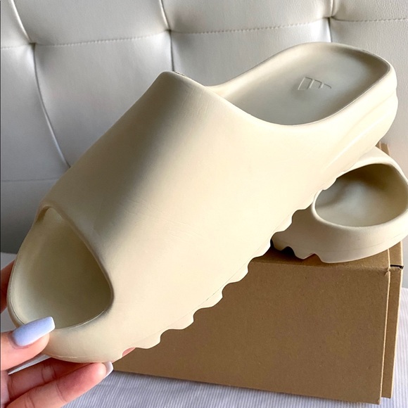 Yeezy slide Bone main image 2